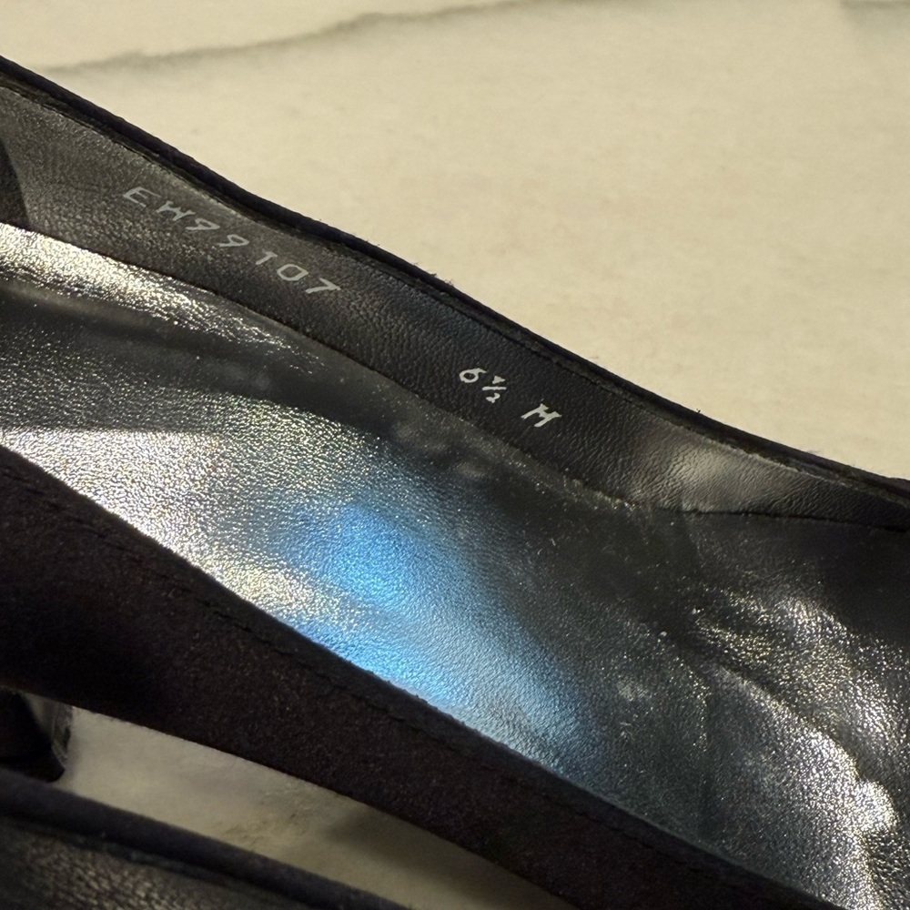 Stuart Weitzman Heels Size 6.5 Black Satin Ruffle - Picture 5 of 15